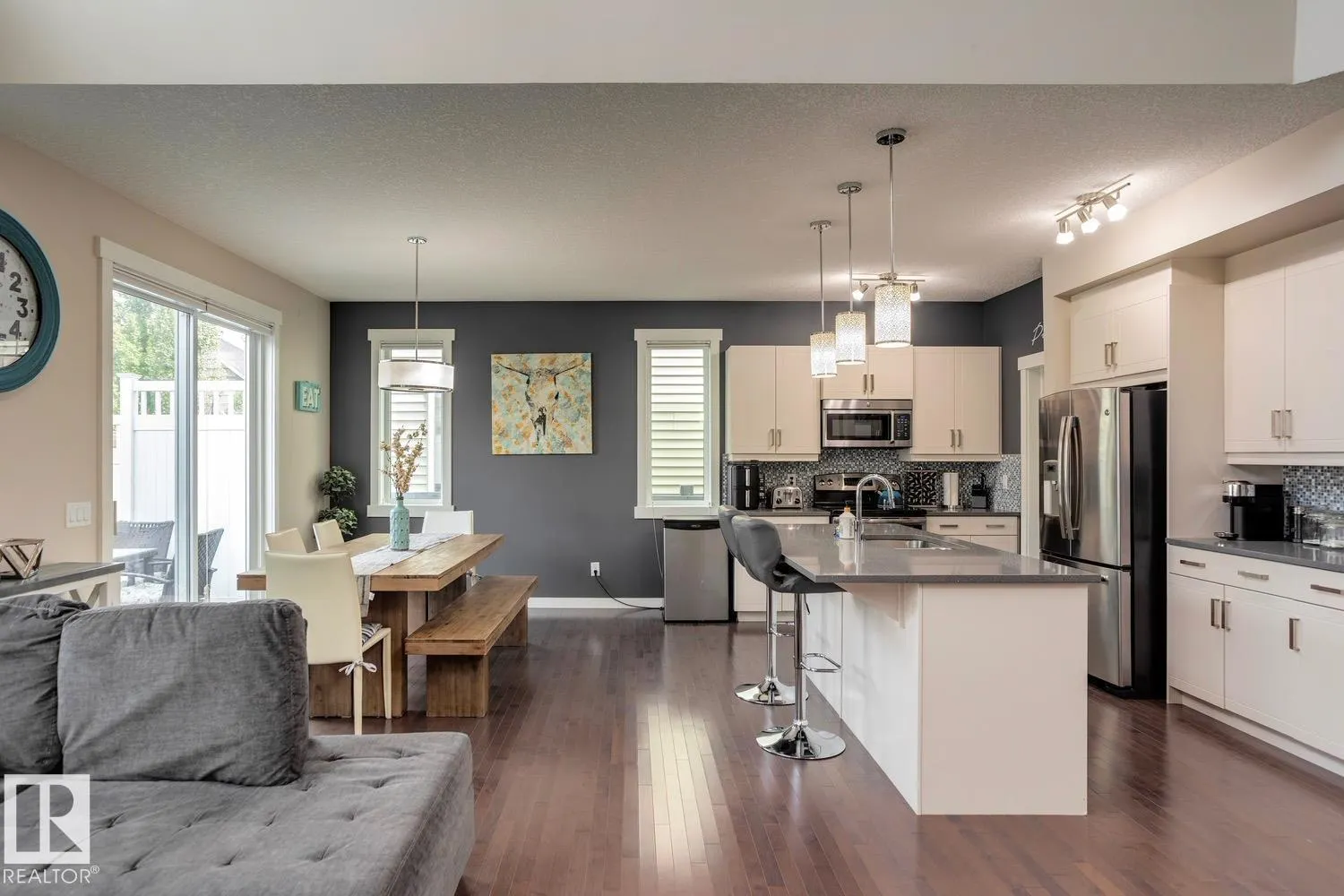 7618 20A AV SW