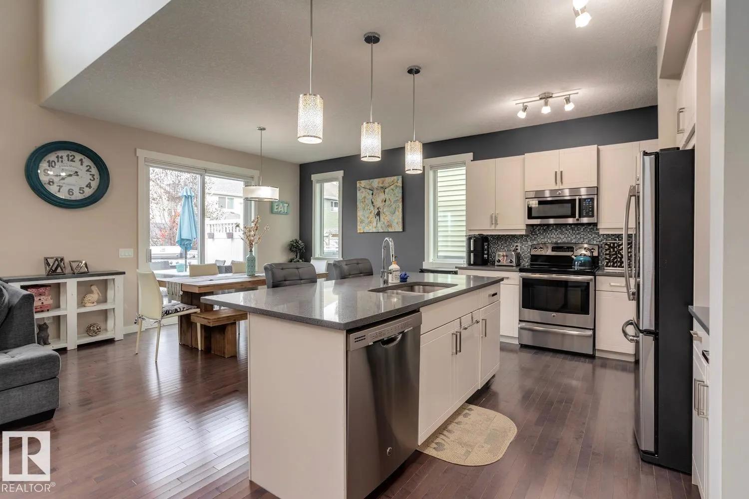 7618 20A AV SW
