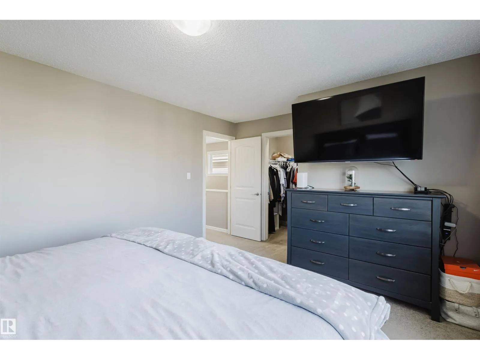 9428 212 ST NW