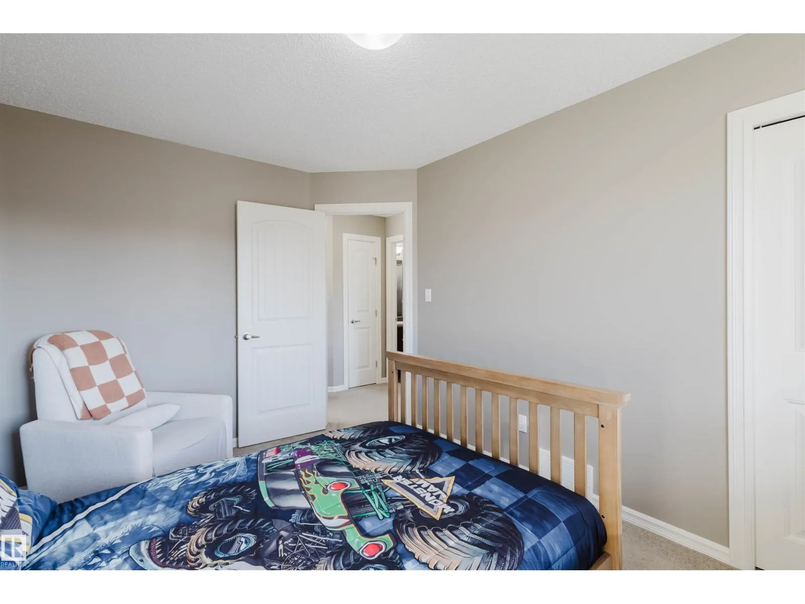 9428 212 ST NW