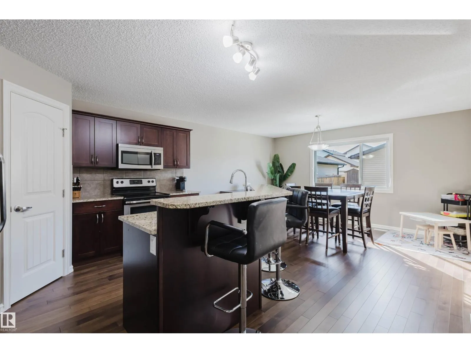 9428 212 ST NW