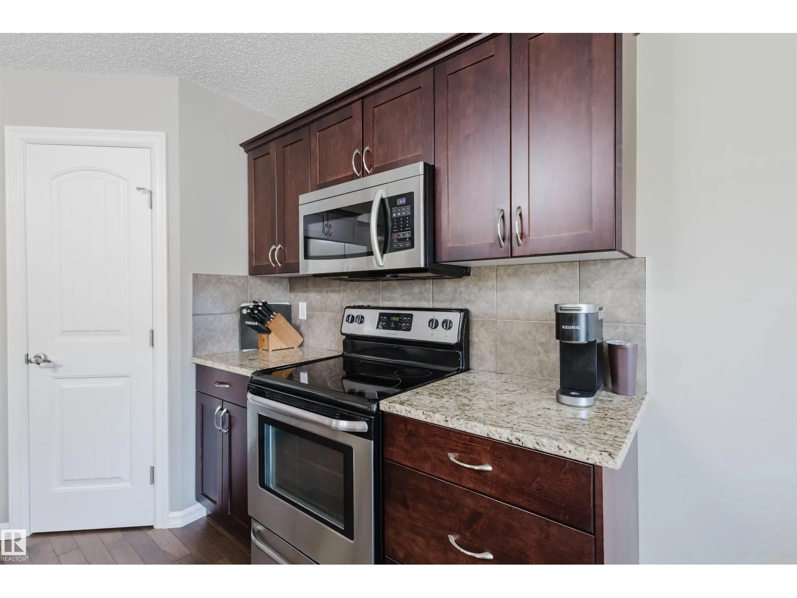 9428 212 ST NW