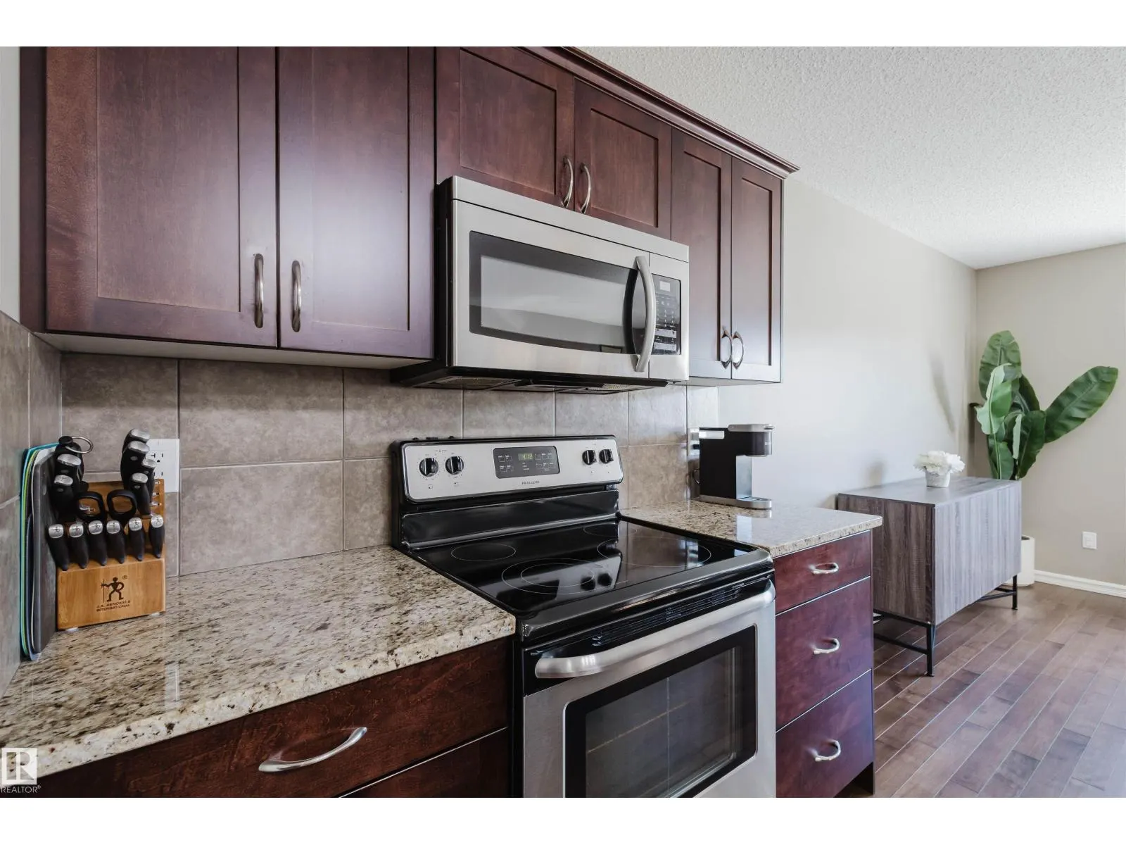 9428 212 ST NW