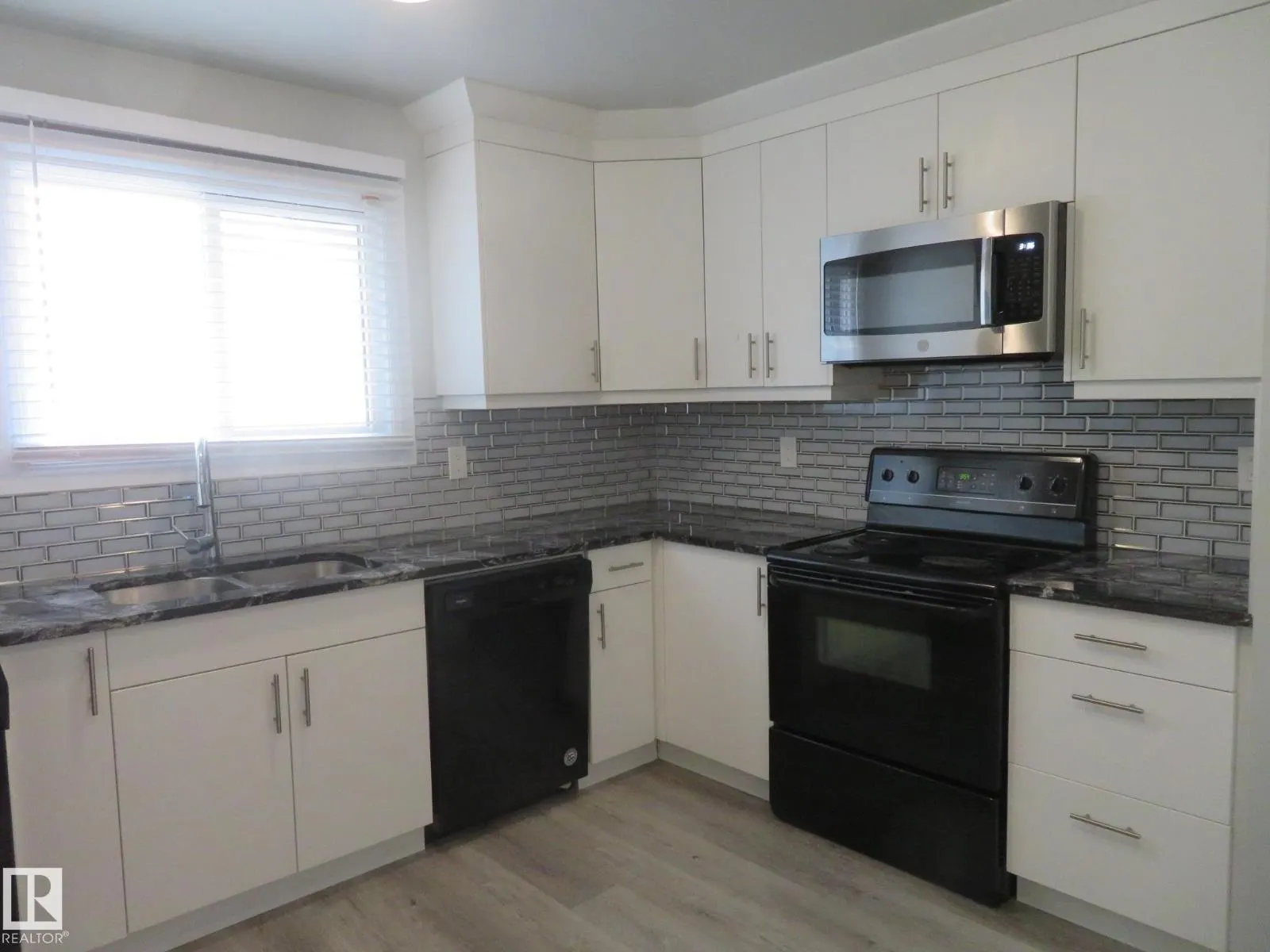 120 KASKITAYO CT NW