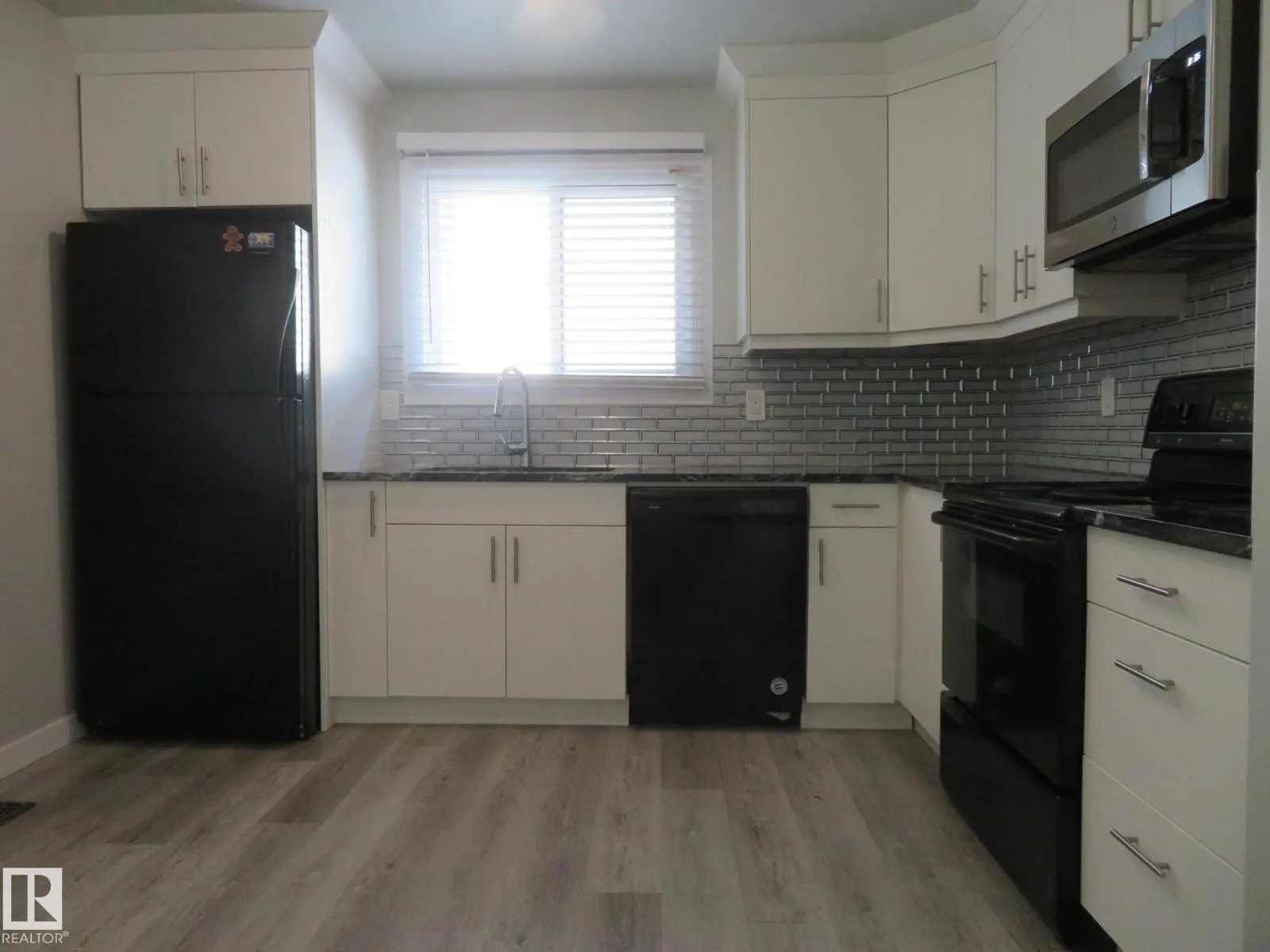 120 KASKITAYO CT NW