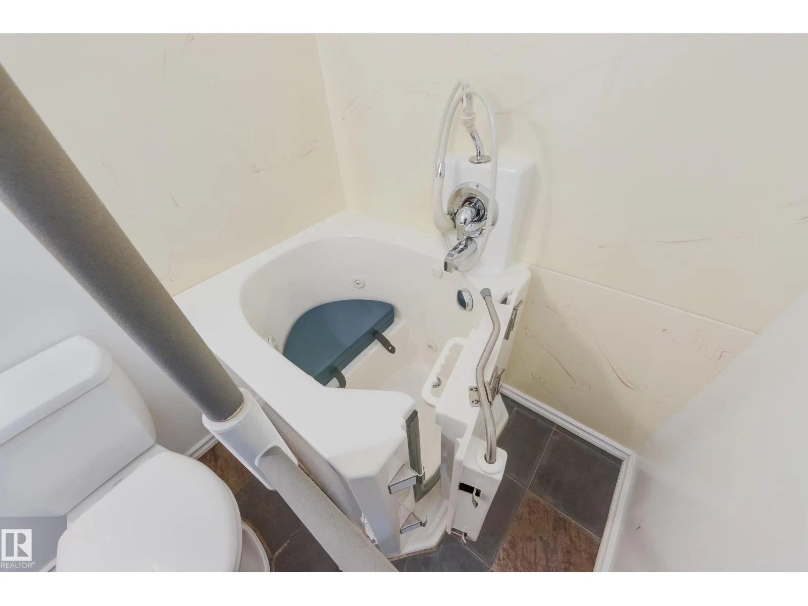 6108 84 AV NW NW