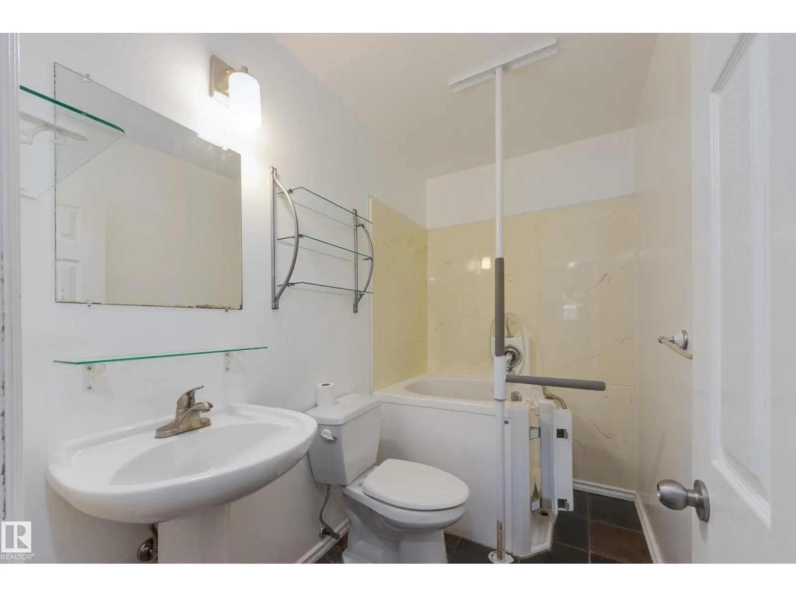6108 84 AV NW NW
