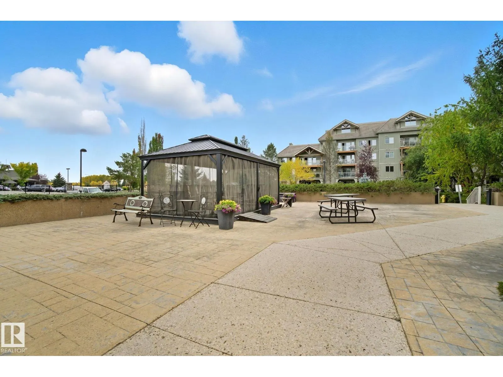 #412 278 SUDER GREENS DR NW
