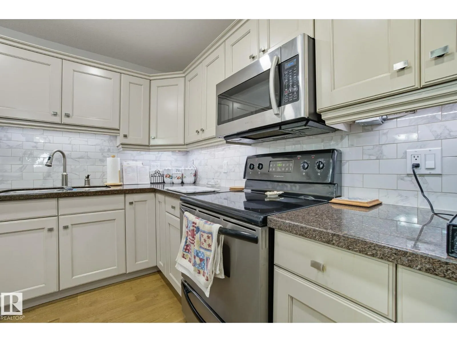 #412 278 SUDER GREENS DR NW