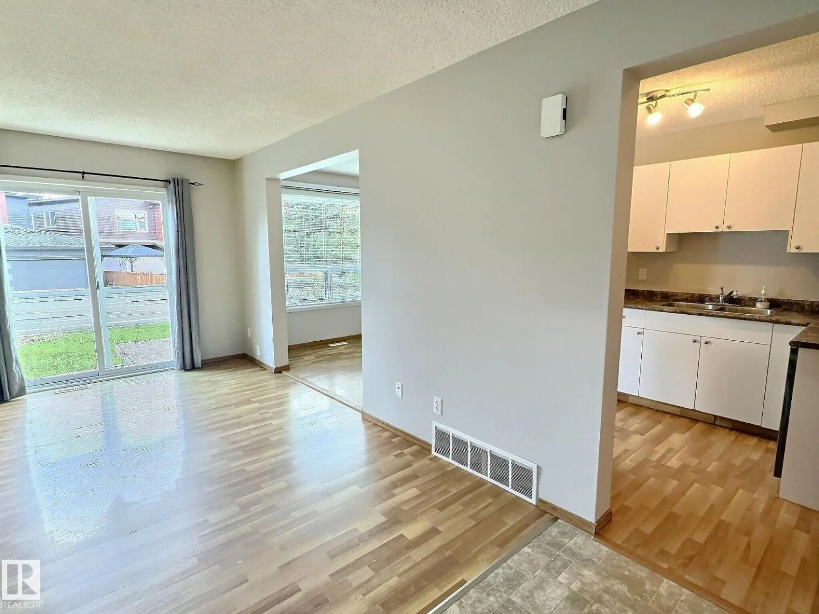 2206 38 ST NW