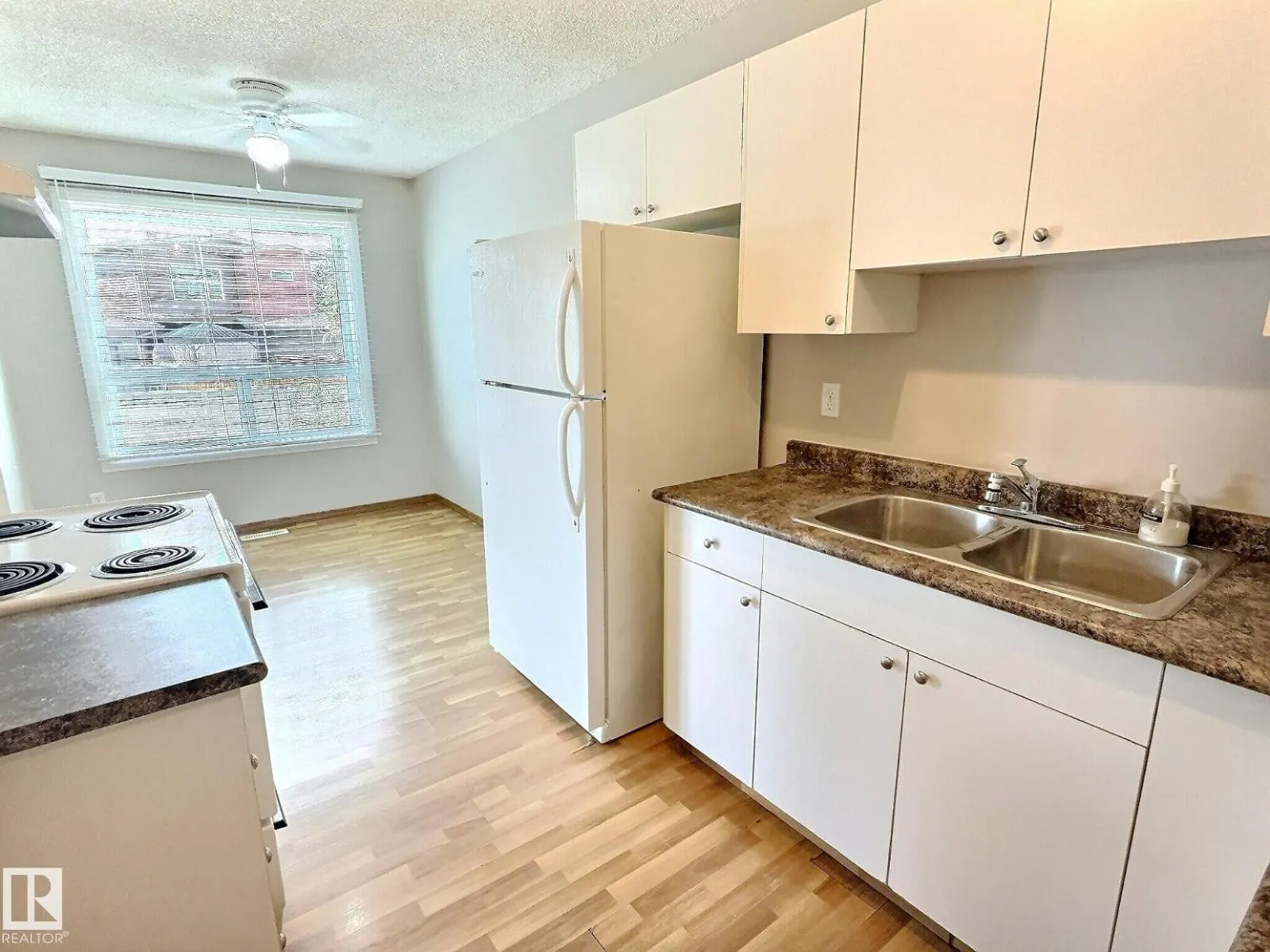 2206 38 ST NW