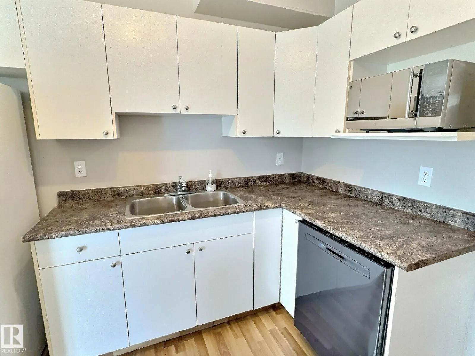2206 38 ST NW