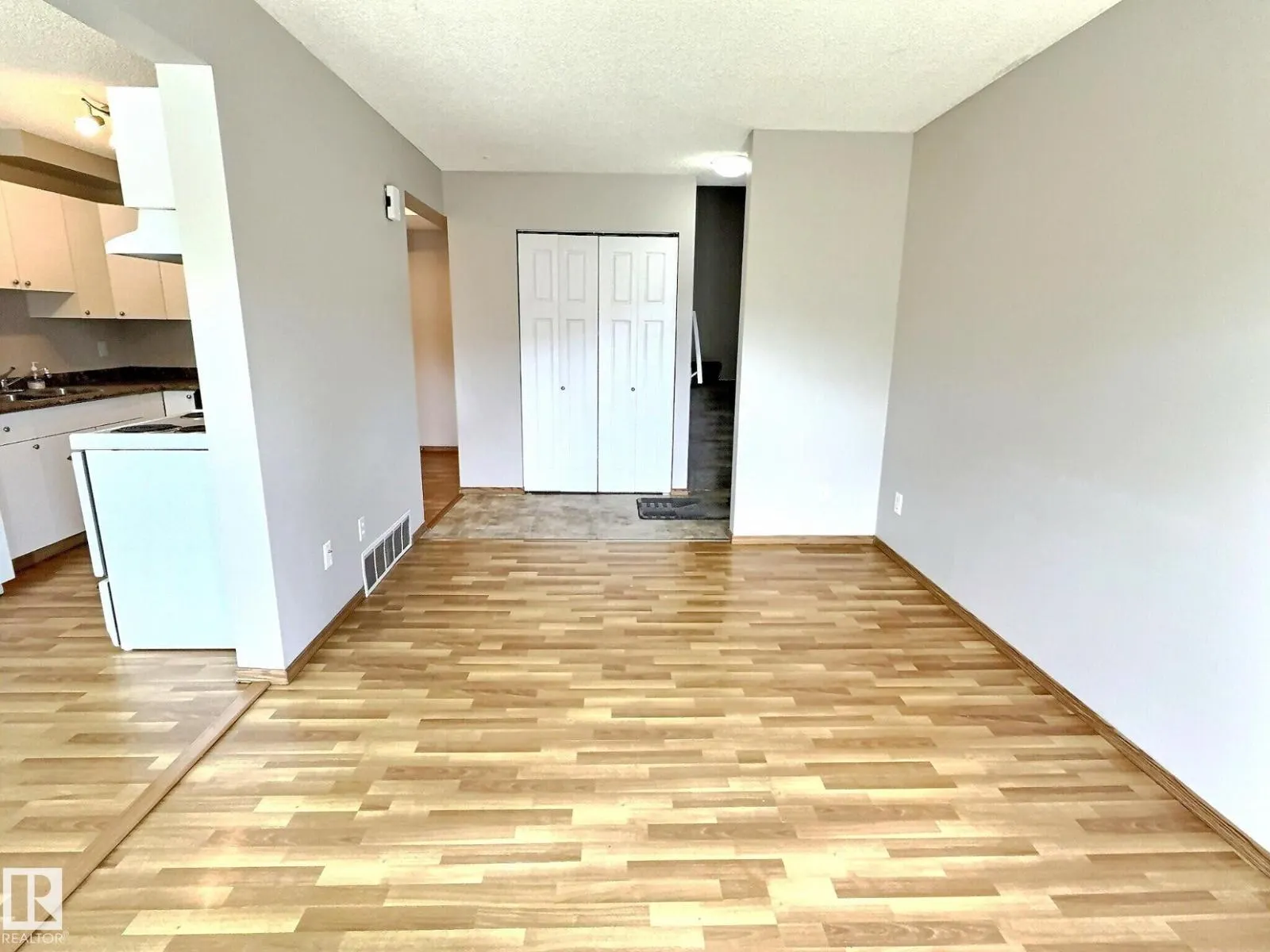 2206 38 ST NW