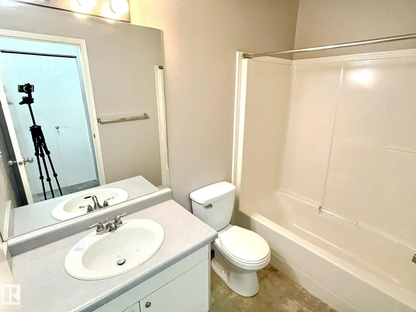 2206 38 ST NW