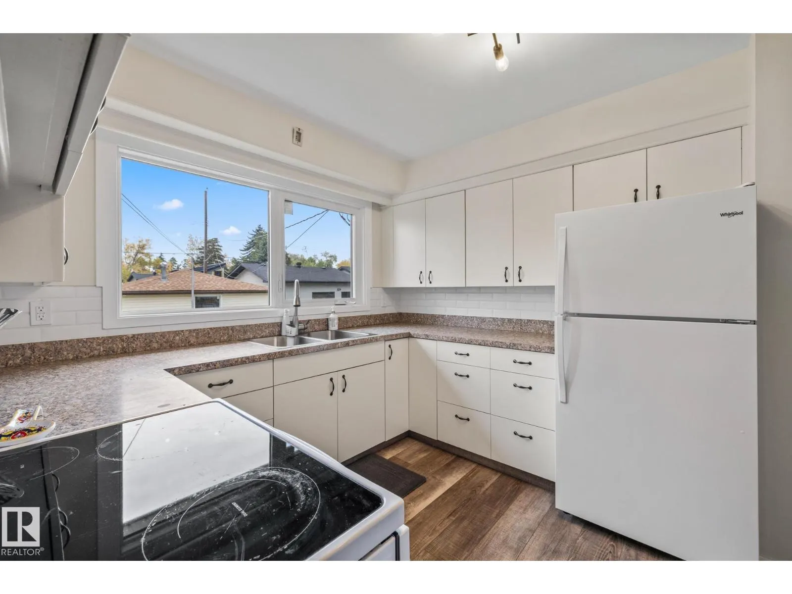 10820 60 AV NW