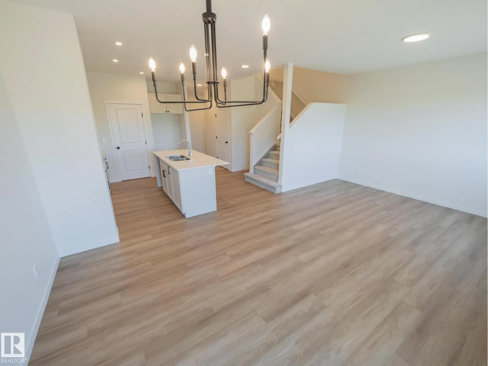 8712 224 ST NW