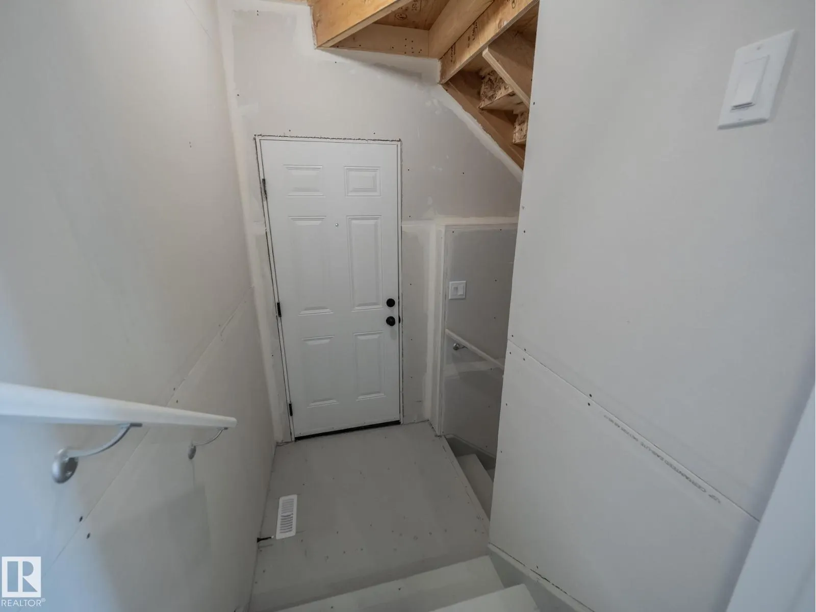 8712 224 ST NW