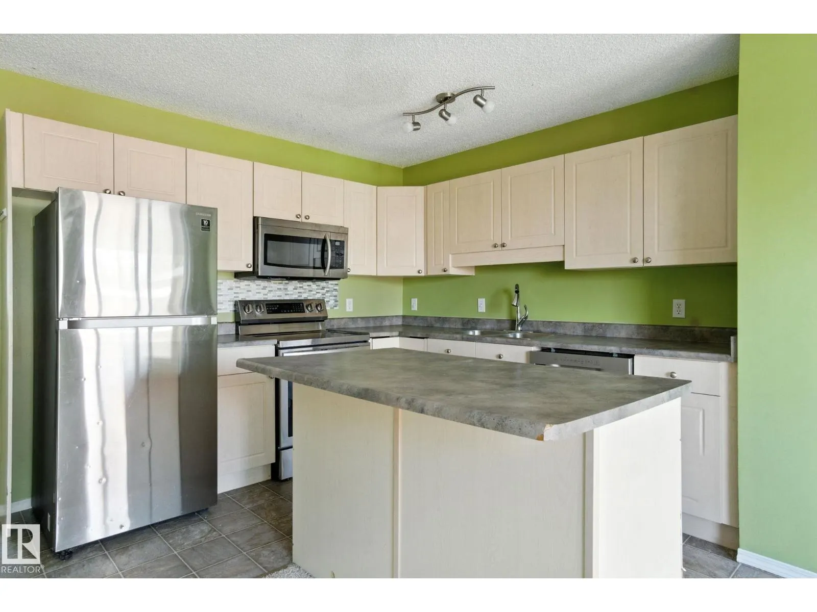 8016 2 AV SW