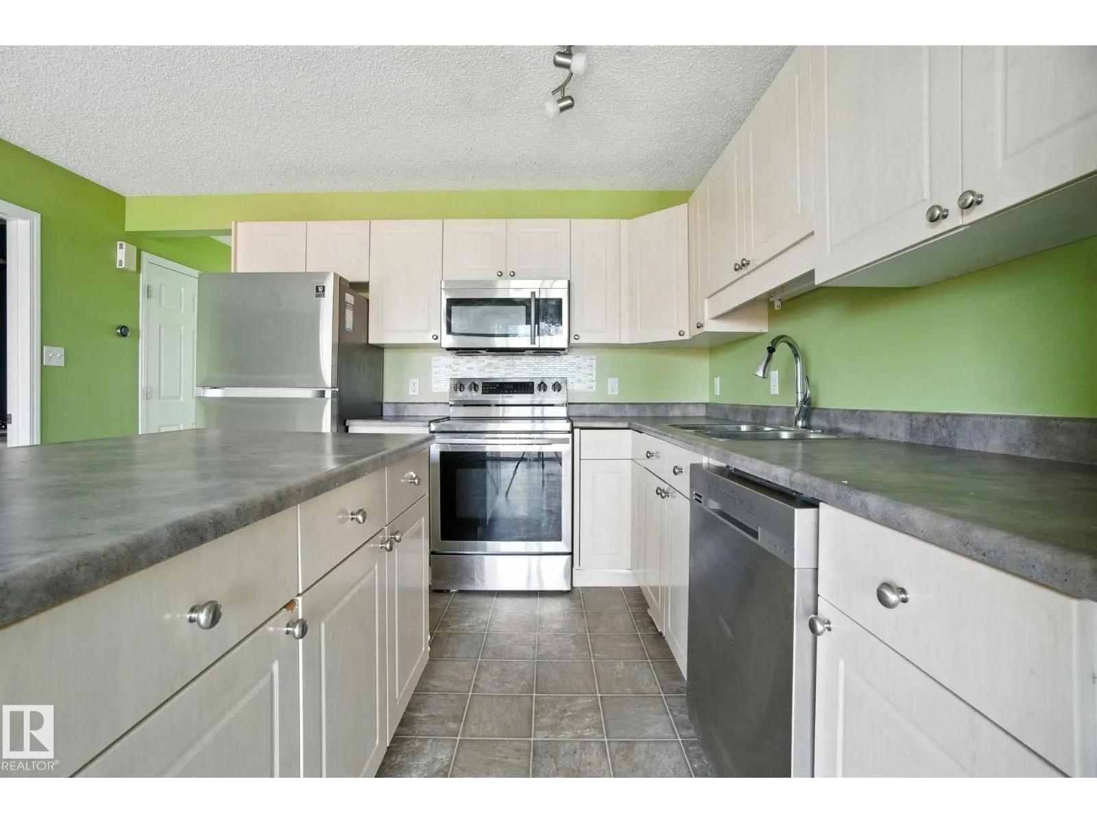 8016 2 AV SW