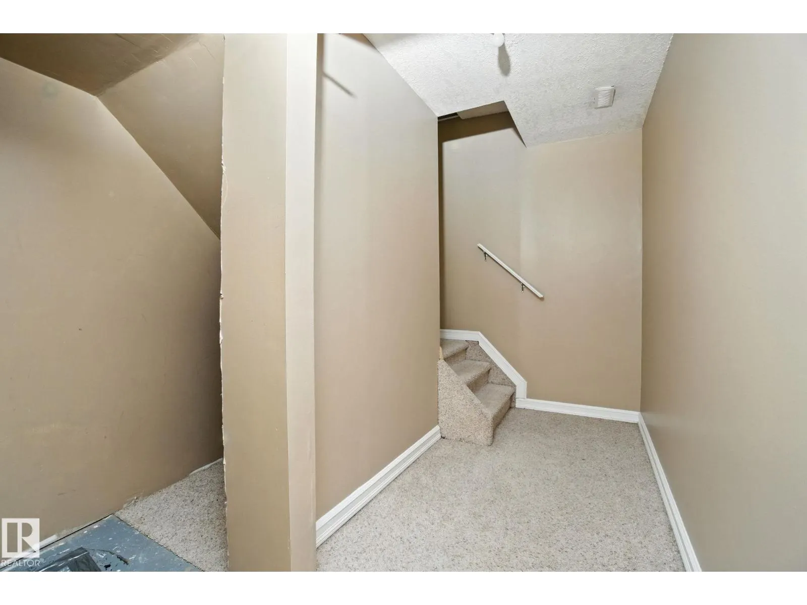8016 2 AV SW