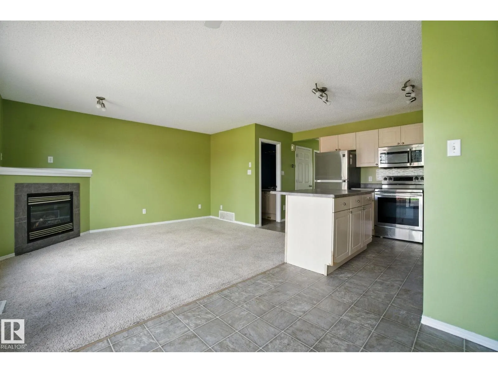 8016 2 AV SW