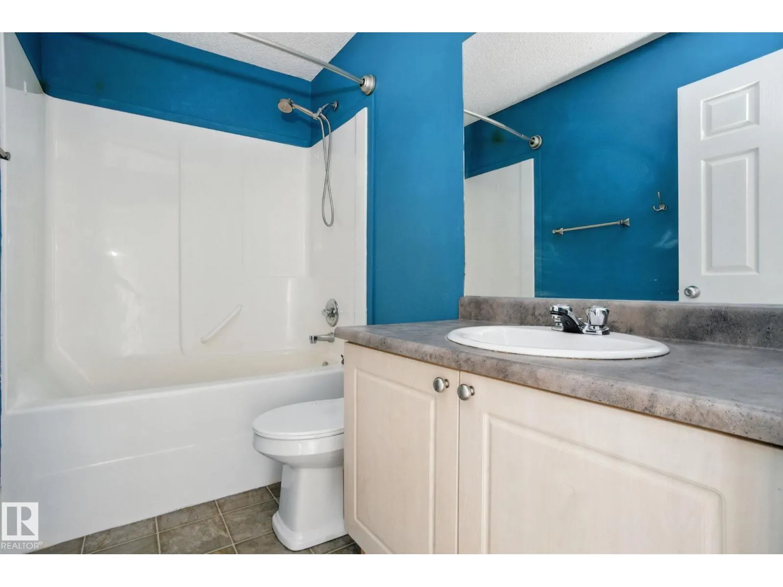 8016 2 AV SW
