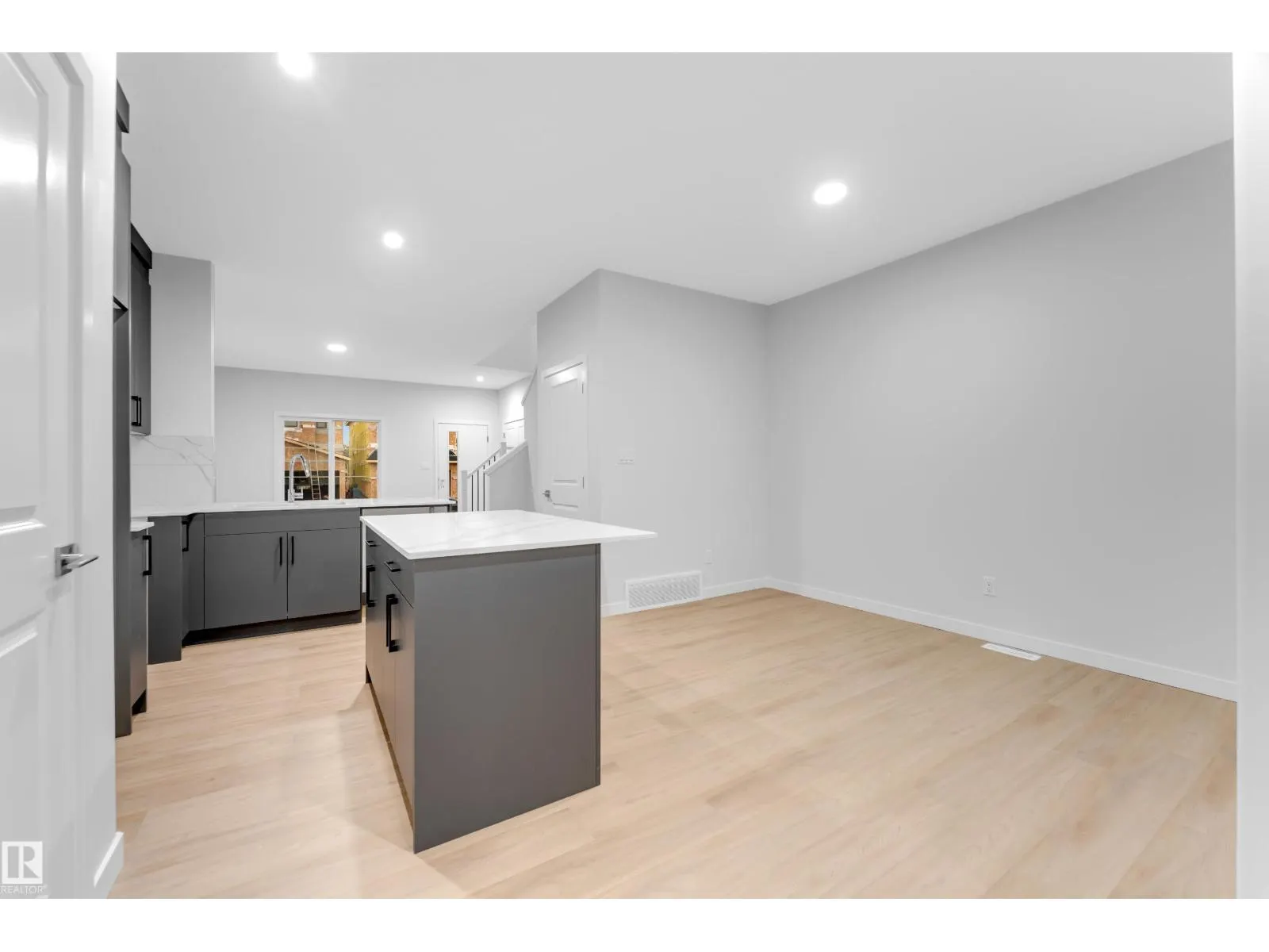 252 24 ST NW