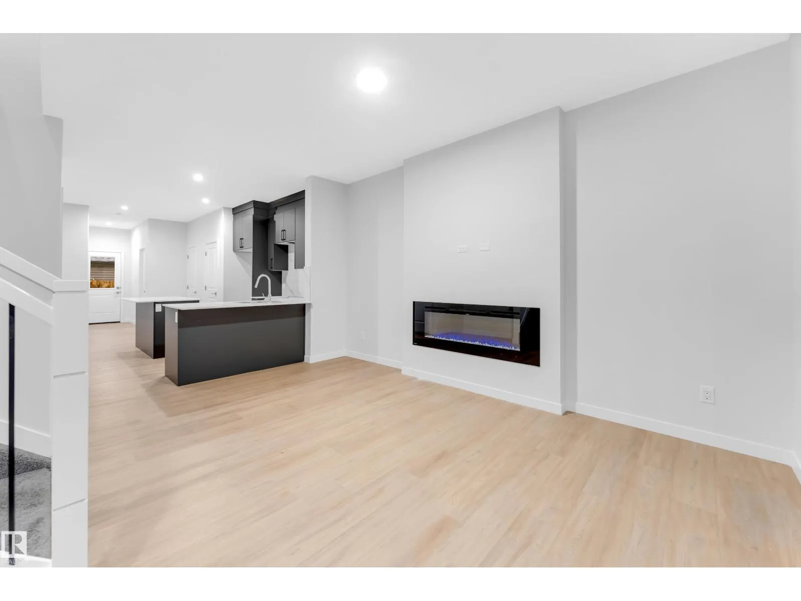 252 24 ST NW
