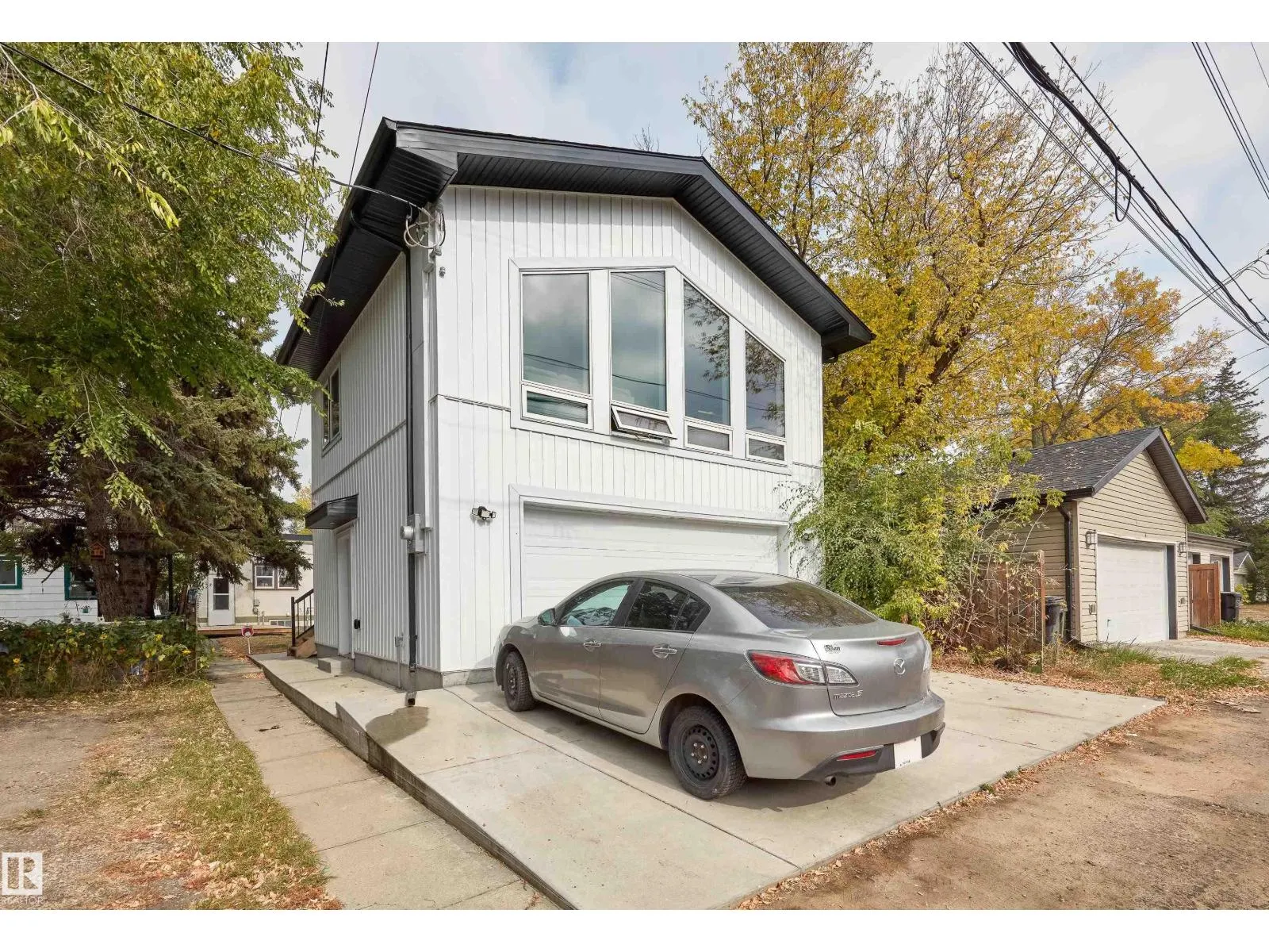 10711 76 AV NW