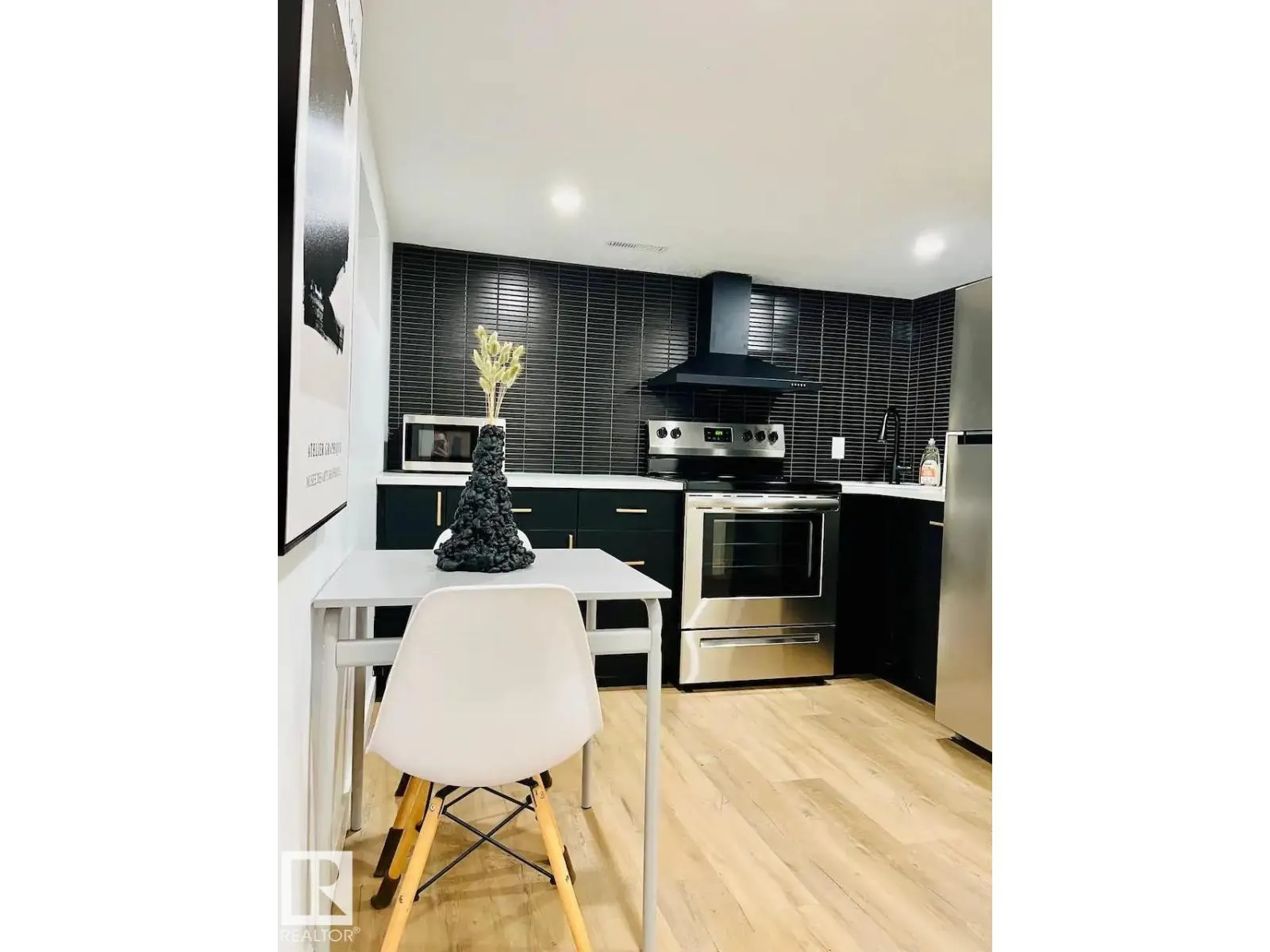 10711 76 AV NW