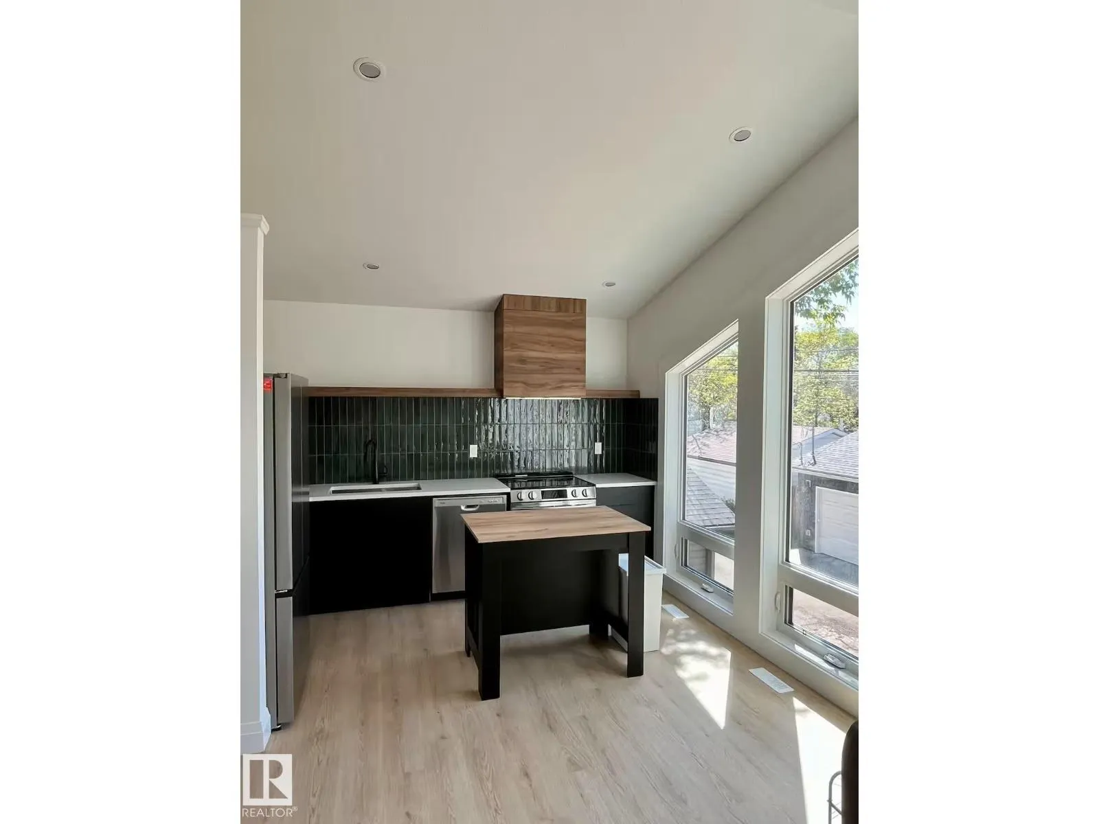 10711 76 AV NW