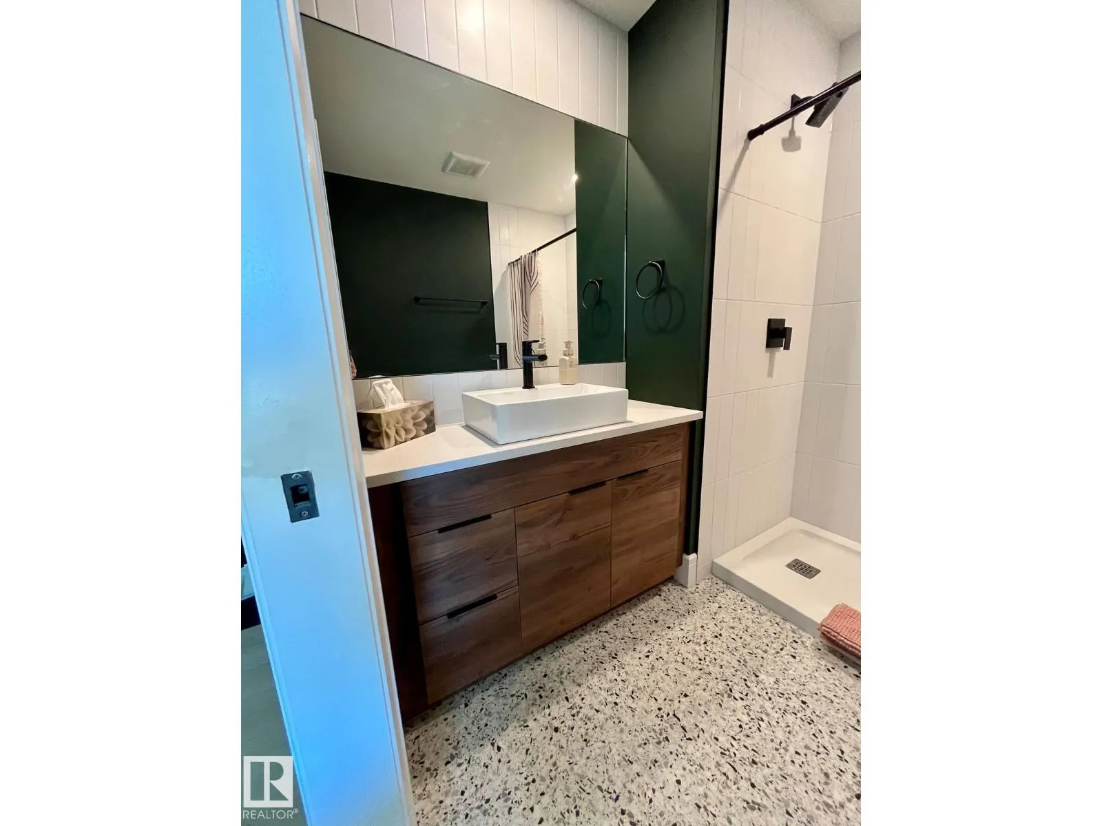 10711 76 AV NW