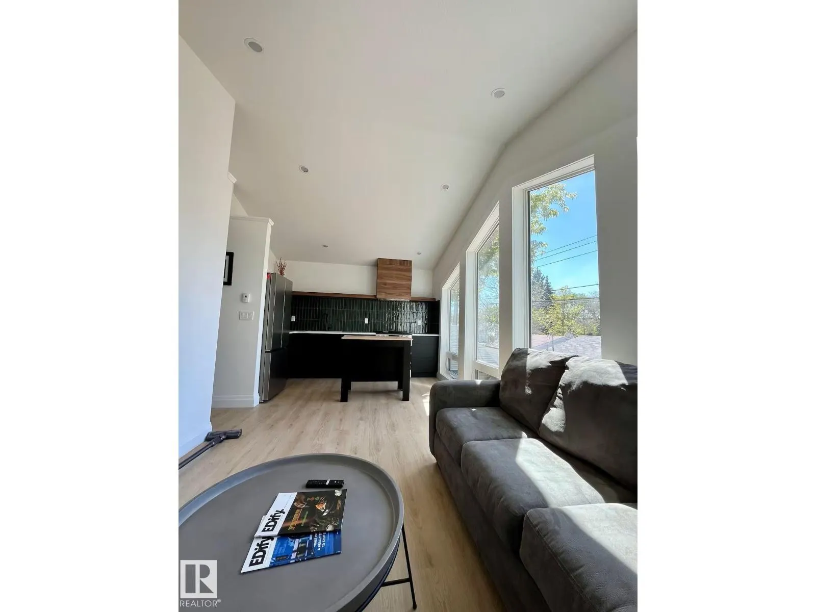 10711 76 AV NW