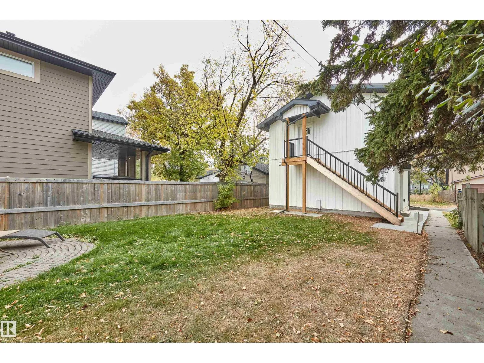 10711 76 AV NW