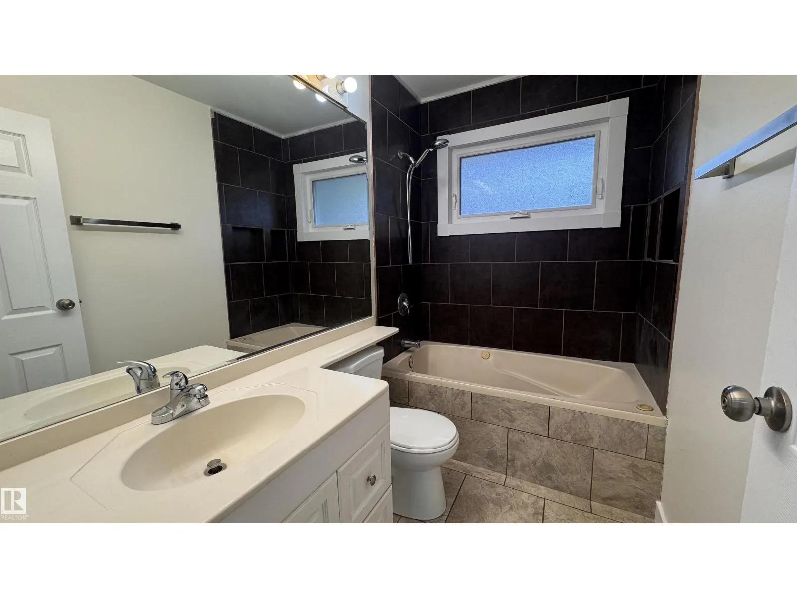 11022 160A ST NW