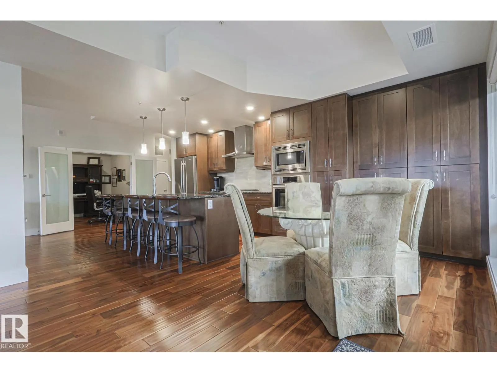 #301 200 Bellerose DR