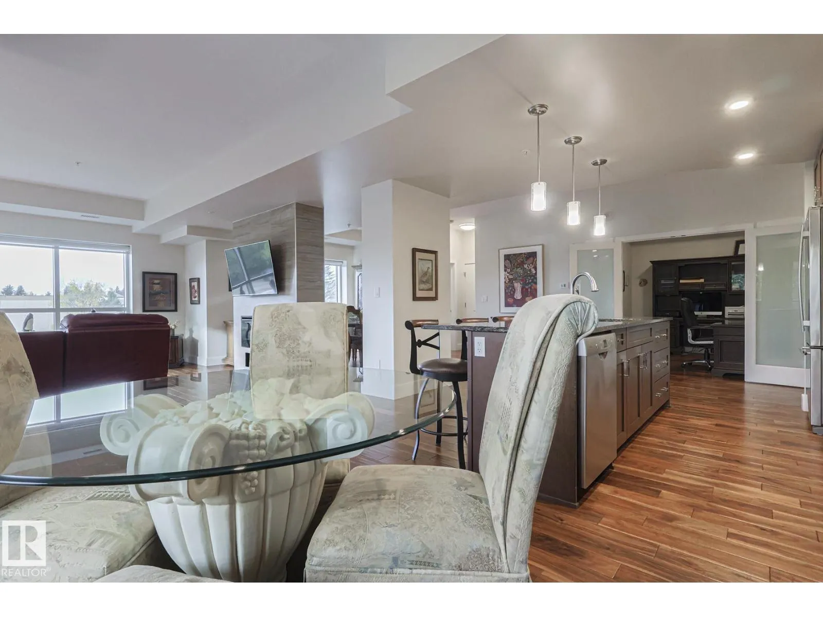 #301 200 Bellerose DR