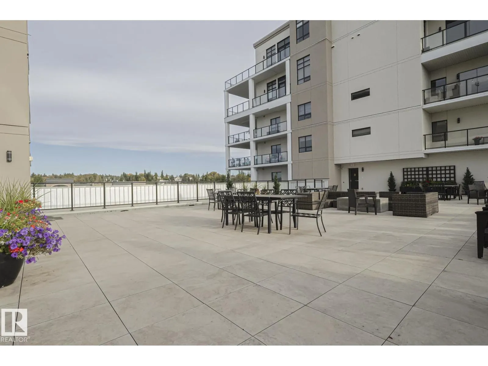 #301 200 Bellerose DR