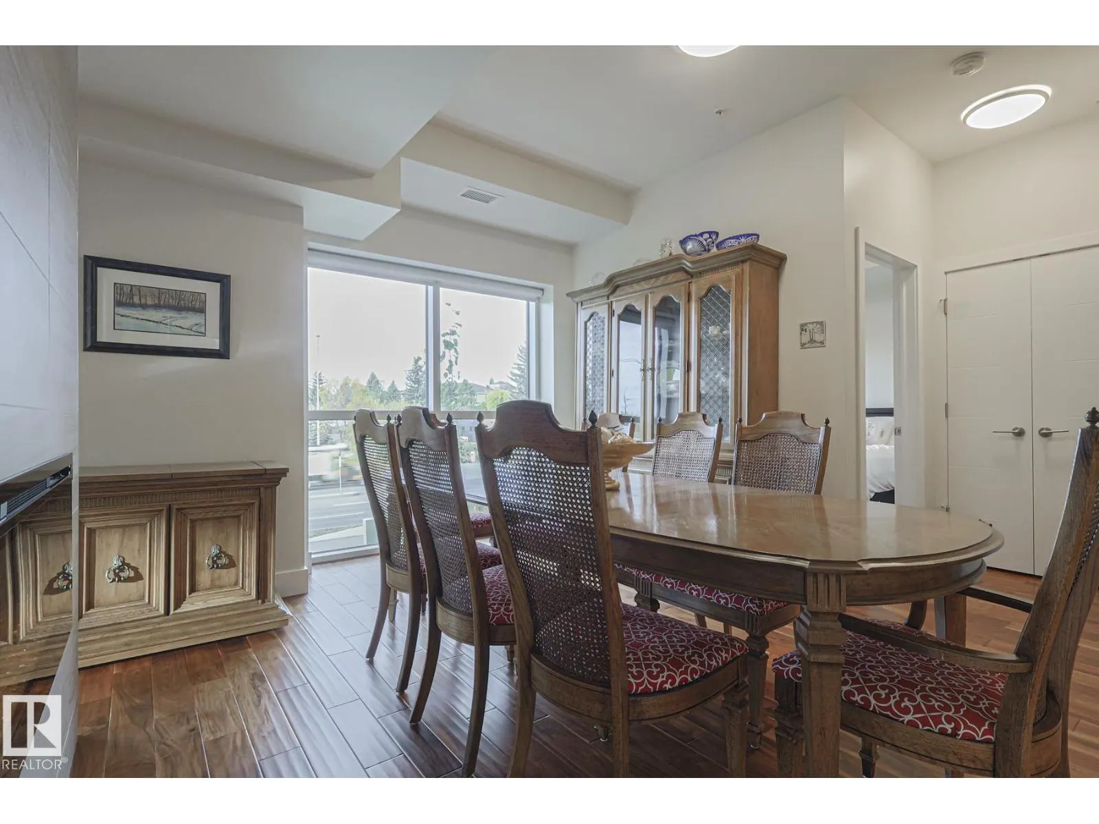 #301 200 Bellerose DR