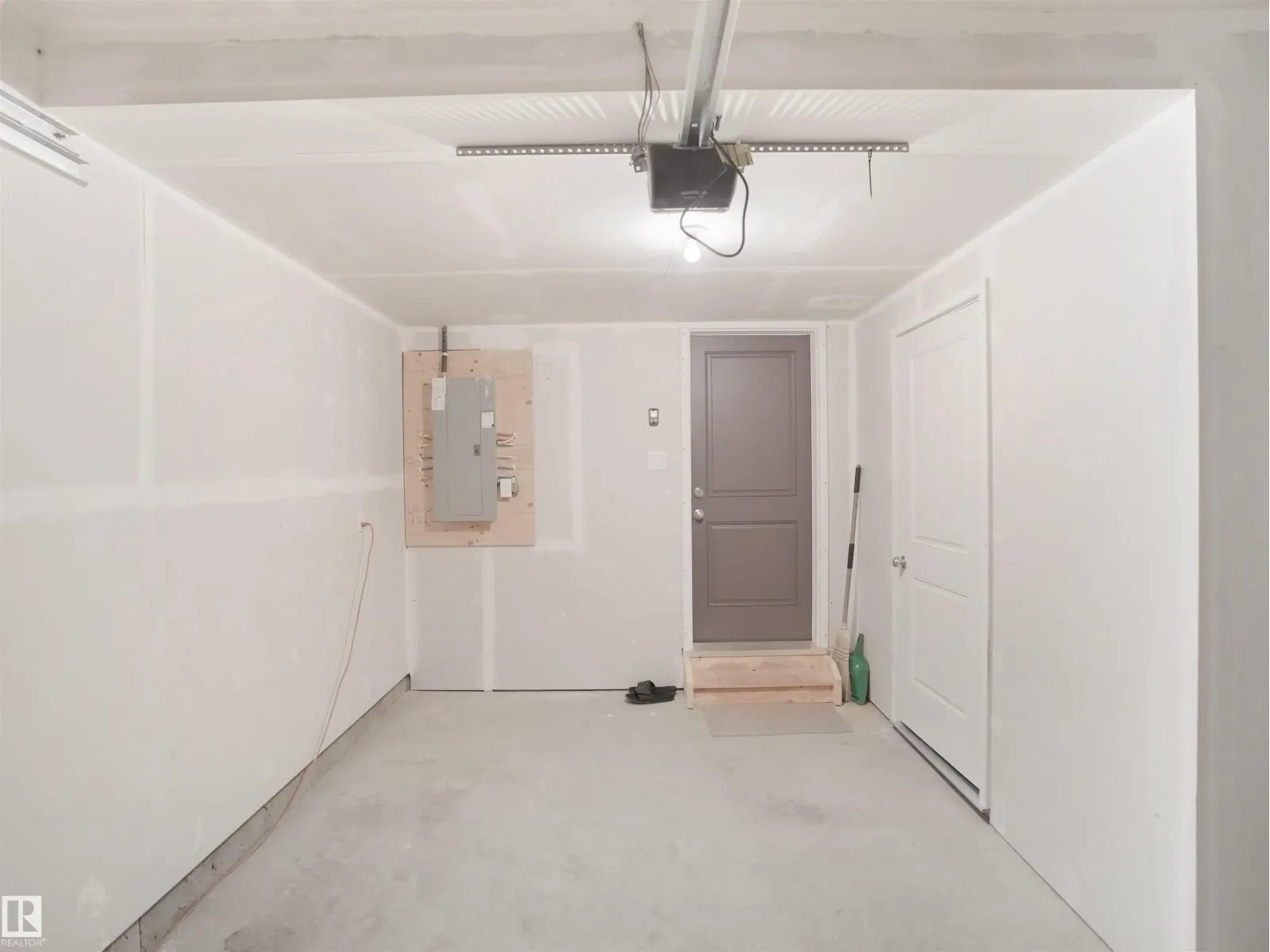 22803 84 AV NW