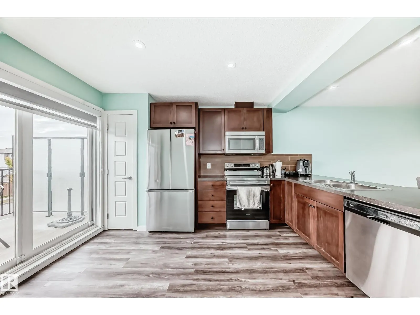 3330 15A AV NW