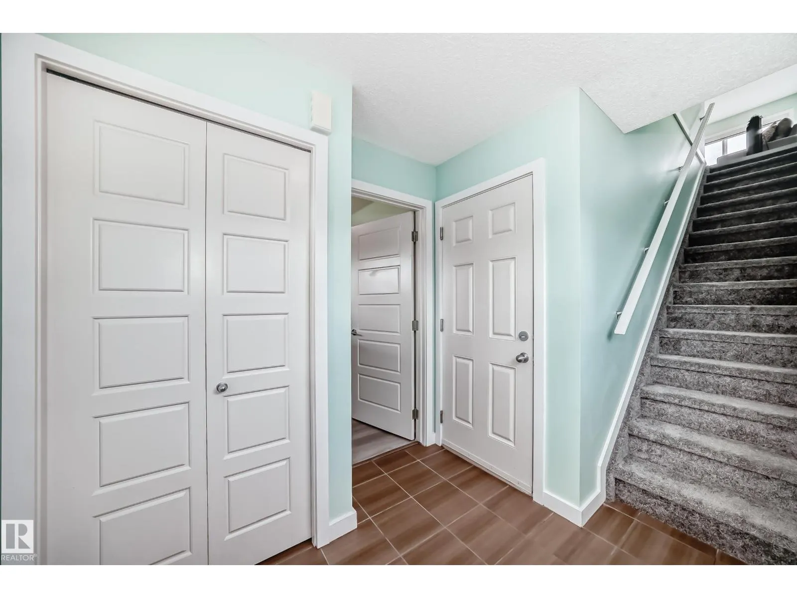 3330 15A AV NW