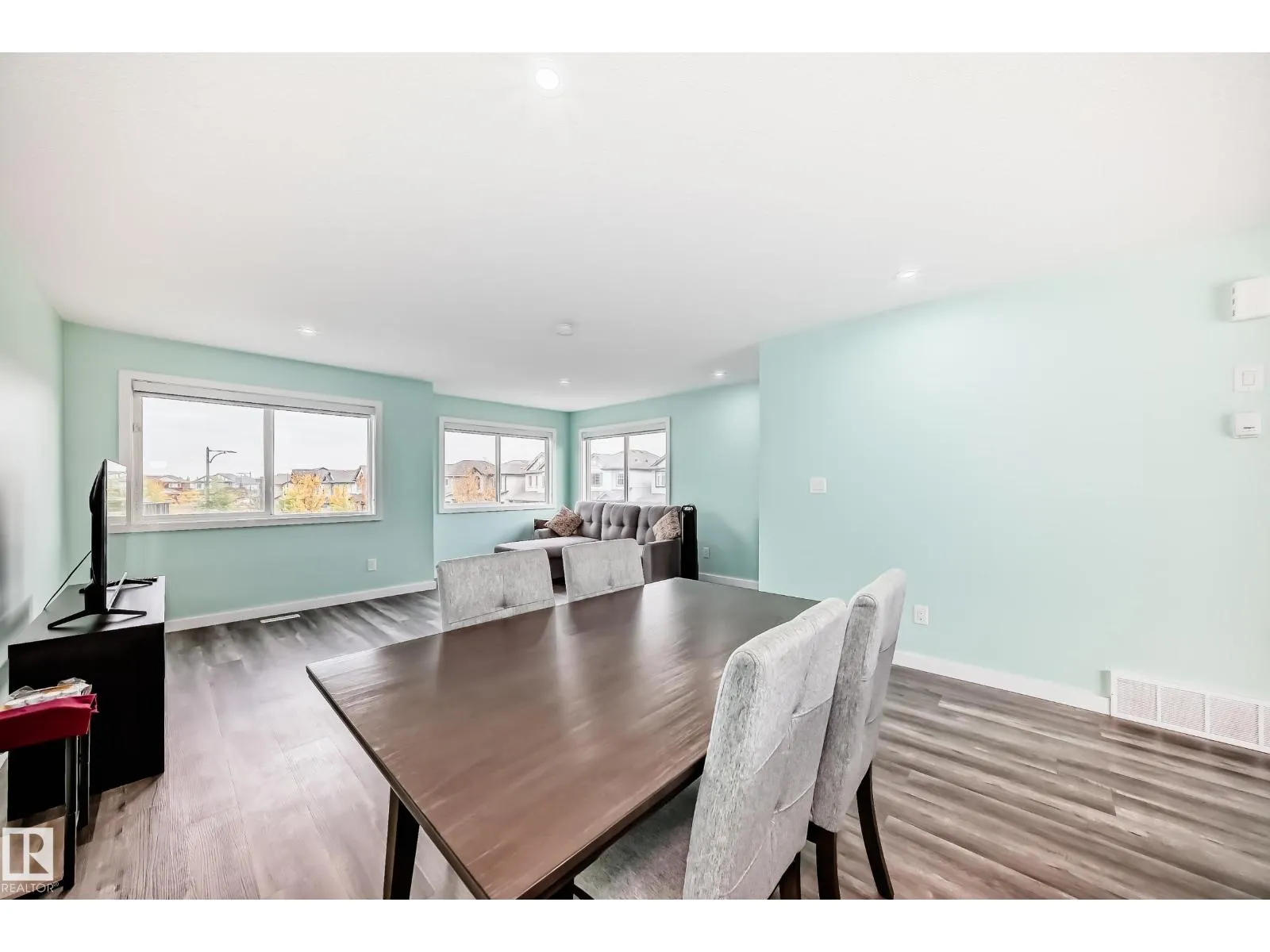 3330 15A AV NW