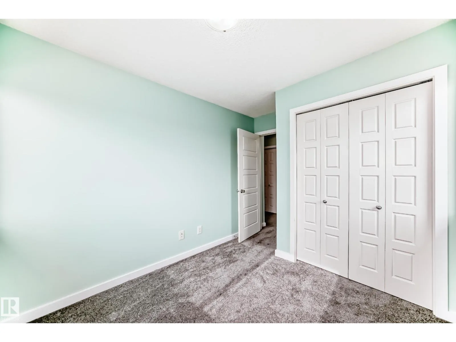 3330 15A AV NW