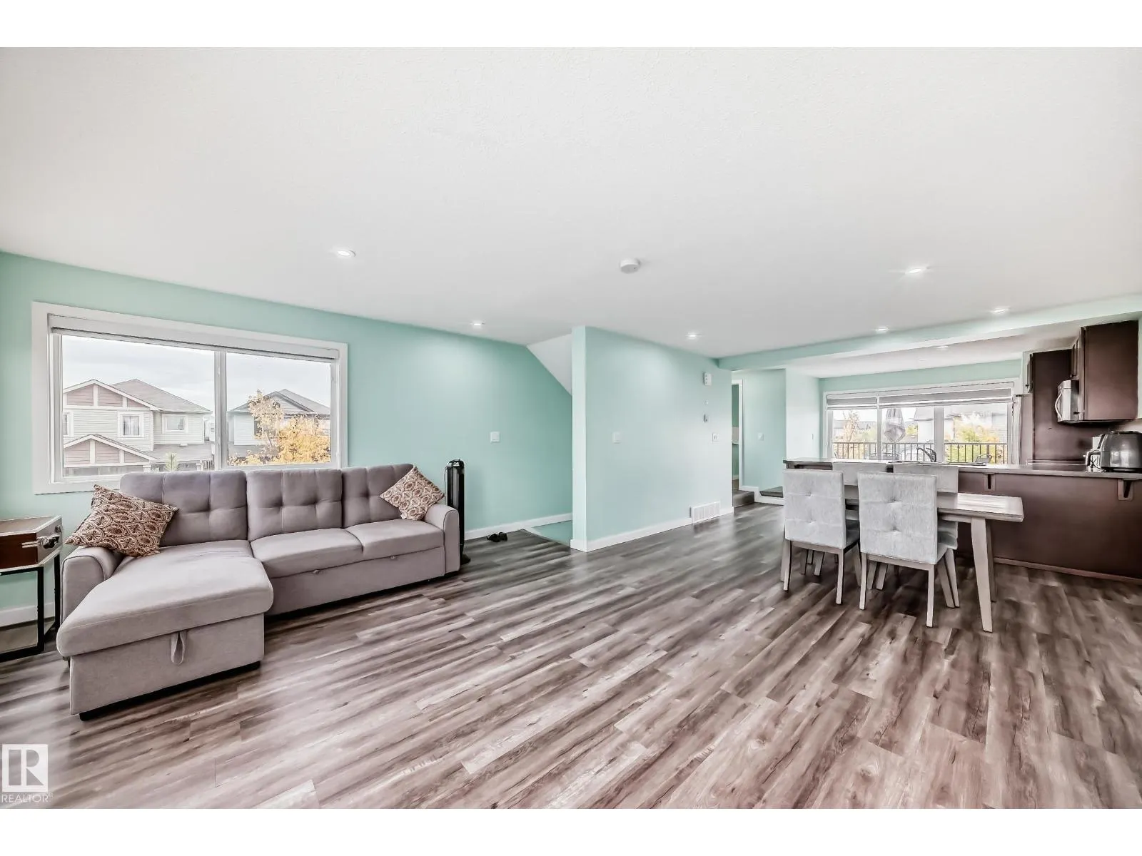 3330 15A AV NW