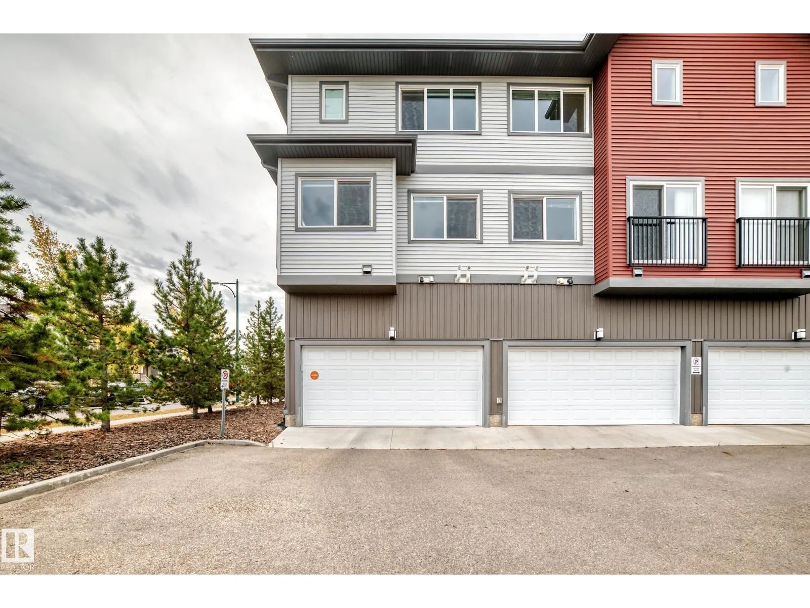 3330 15A AV NW