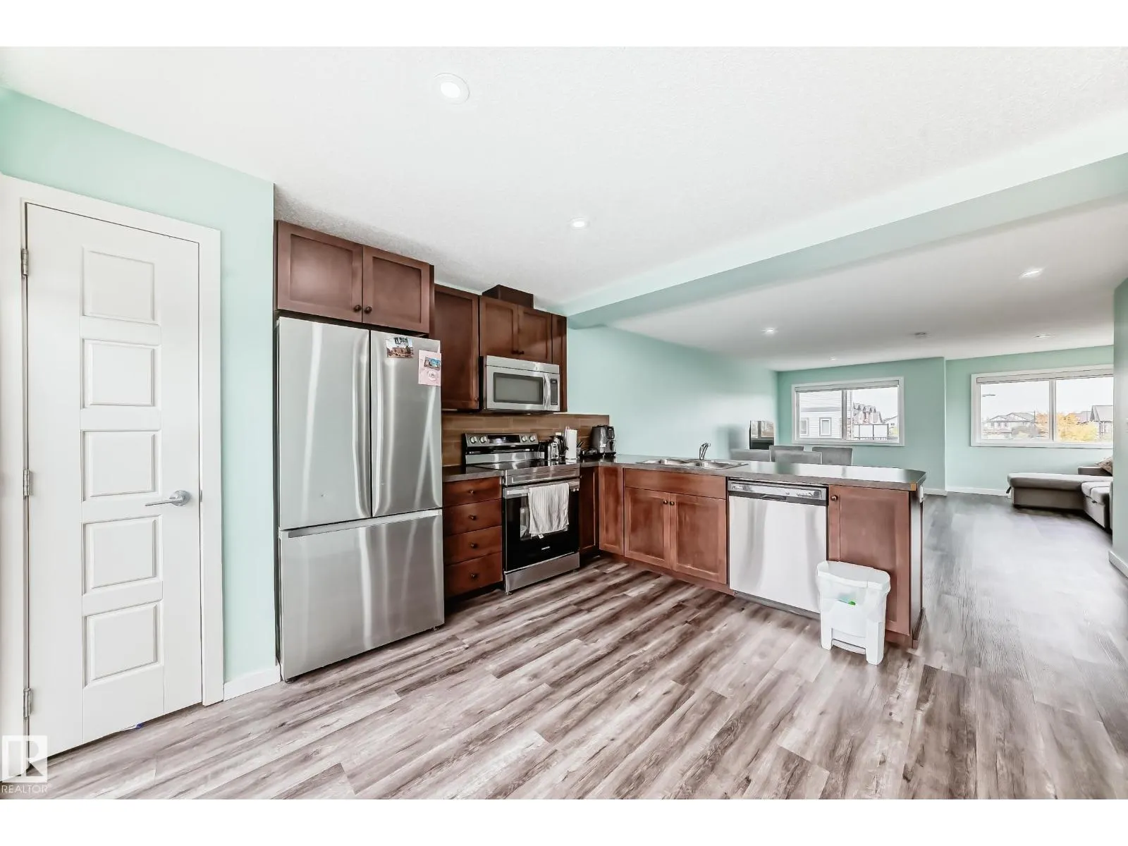 3330 15A AV NW