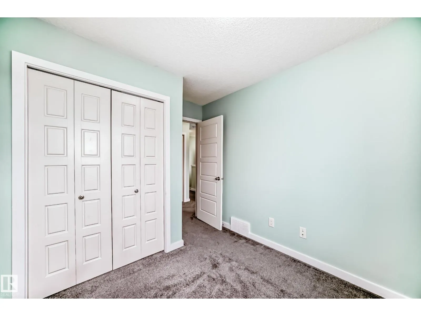 3330 15A AV NW
