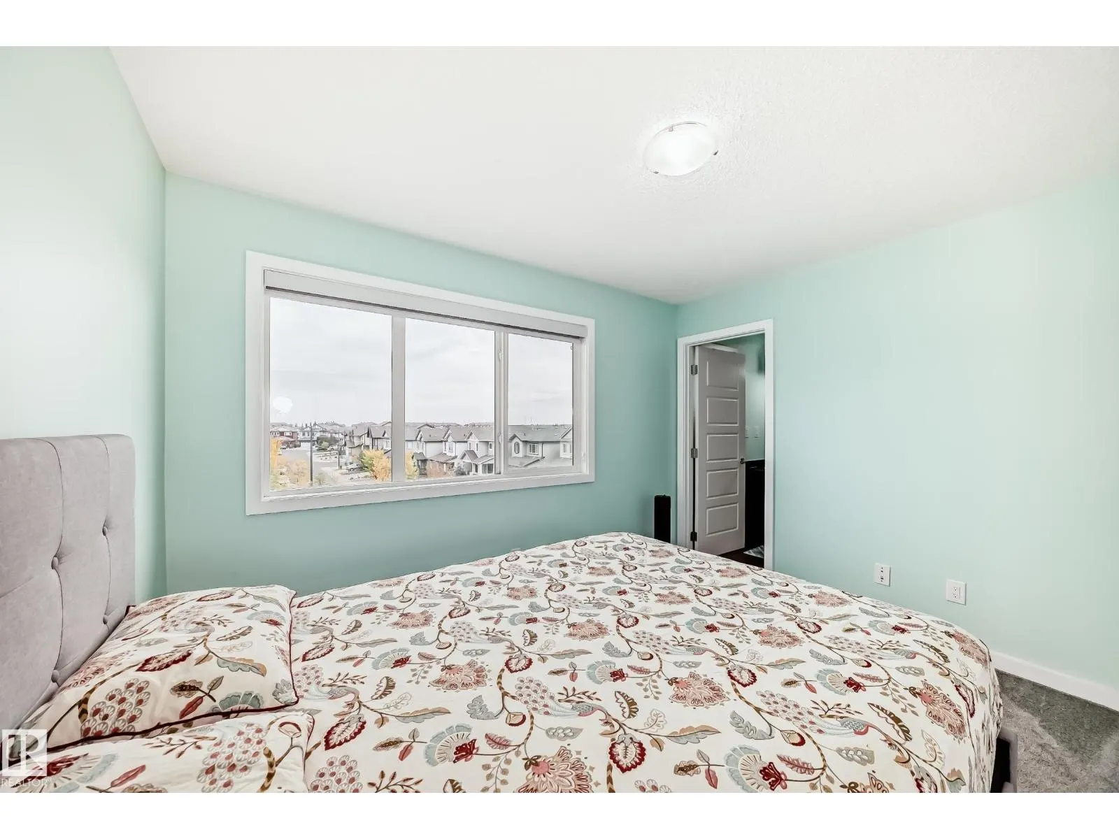 3330 15A AV NW