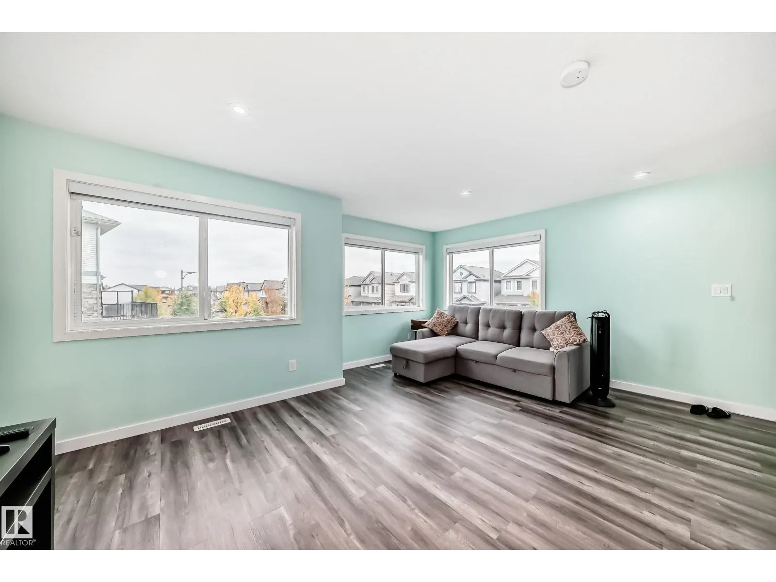 3330 15A AV NW